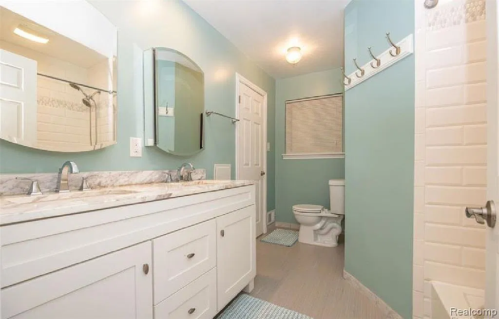 3 bed, 1.5 bath, 2549 sqft, $2,000 — Photo 1