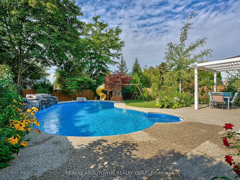 3301 Nadine Cres — Photo 39