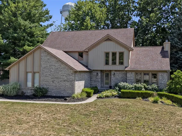 2385 Avondale St W, Sylvan Lake, MI 48320