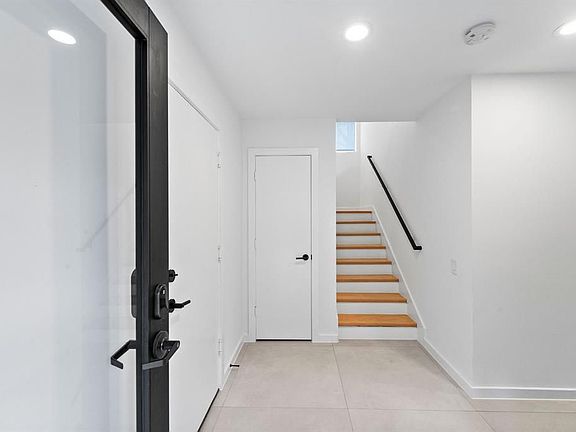 3rd image of 125 Oak Place Dr