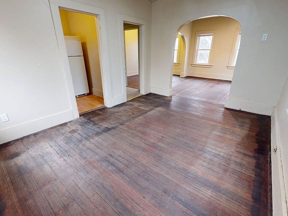 2nd image of 921 Douglas Ave