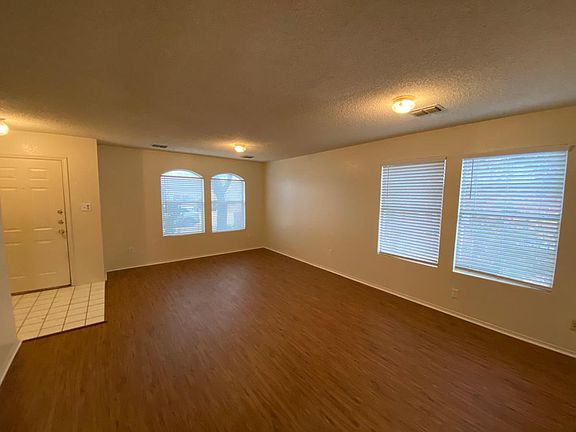 3rd image of 4507 Courtside Dr
