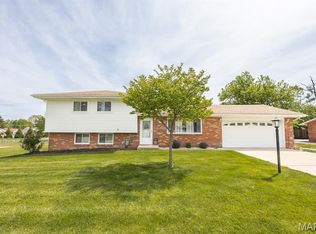 4703 Dadrian Dr, Godfrey, IL 62035
