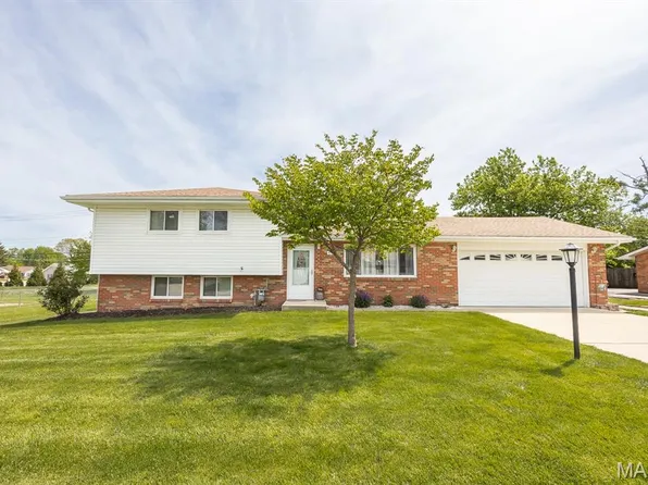 4703 Dadrian Dr, Godfrey, IL 62035