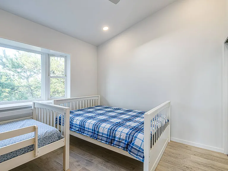 826 Dune Rd — Photo 17