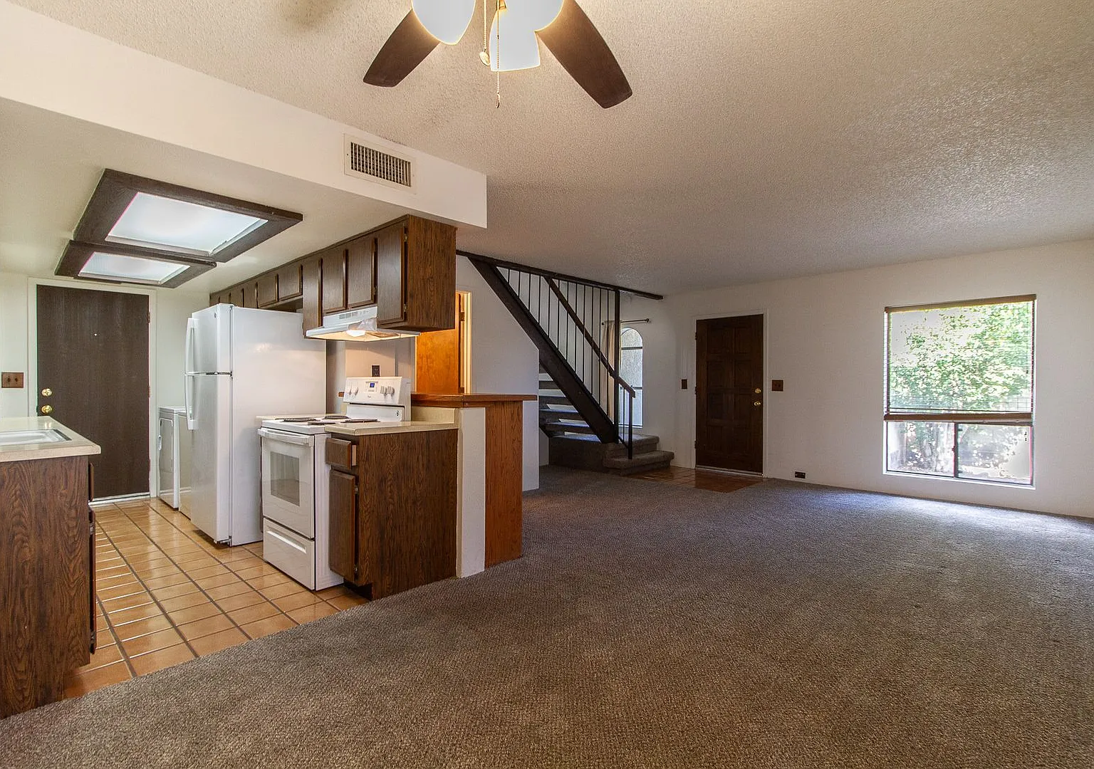 Excellent 2bed, 1.5bath Townhouse Located Near 48th St & Guadalupe — Photo 3