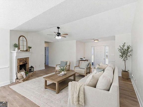 2nd image of 9 Redfern Trl NE