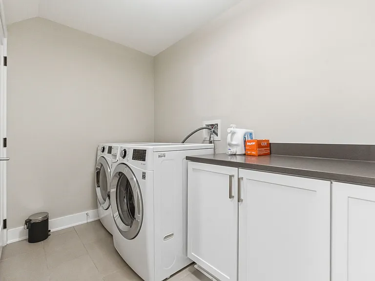 251 E 3rd Ave — Photo 35