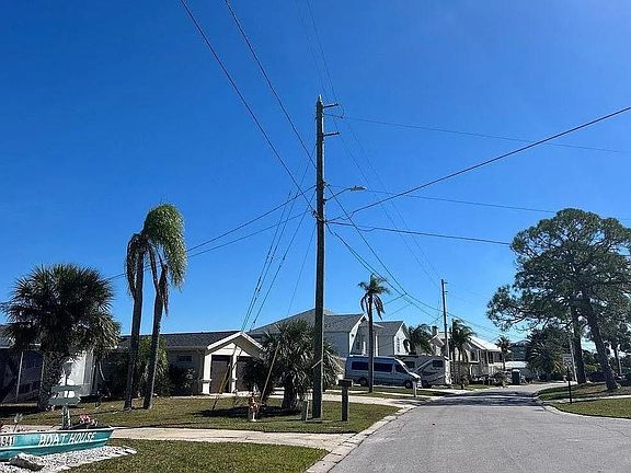 4th image of 4933 Waterside Dr