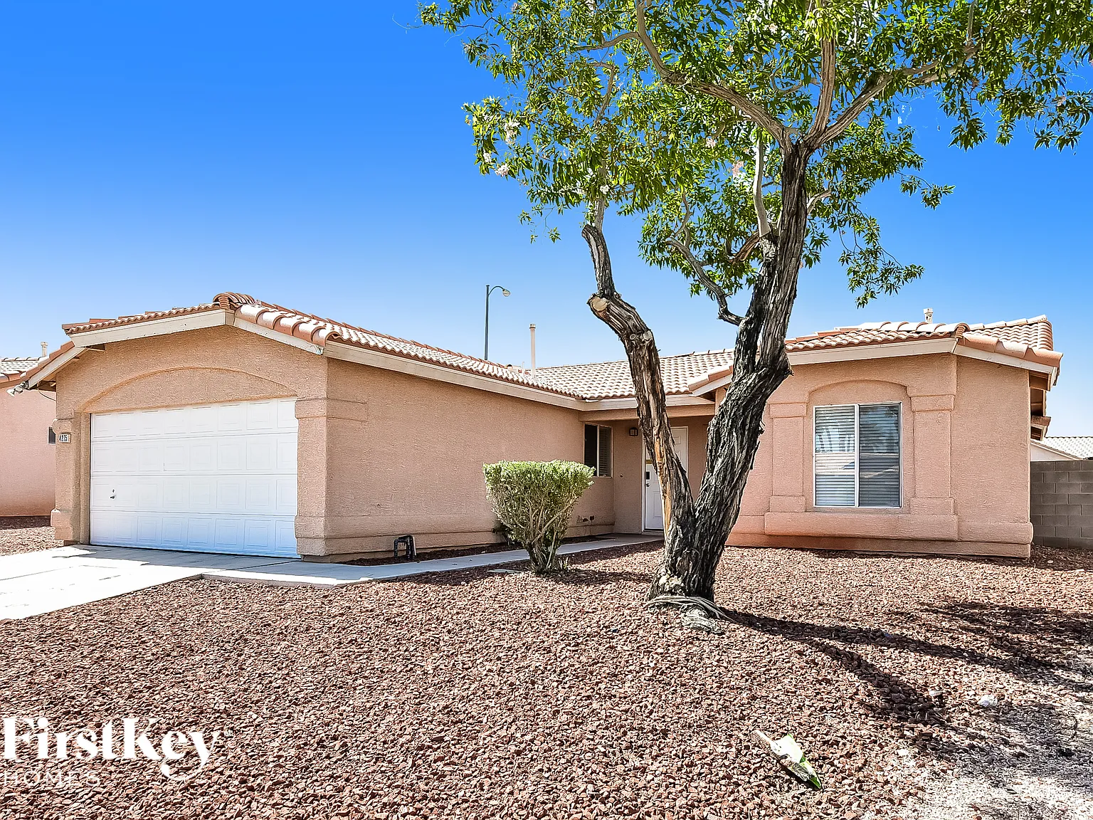 3 bed, 2.0 bath, 1311 sqft, $2,260 — Photo 2