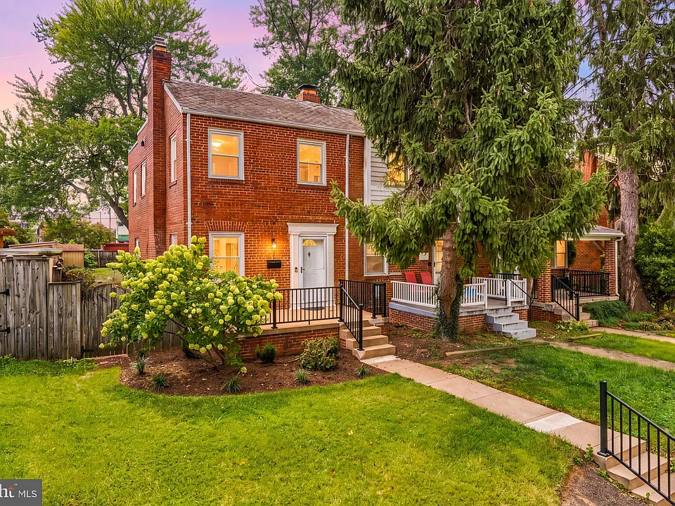 911 Varnum St NE