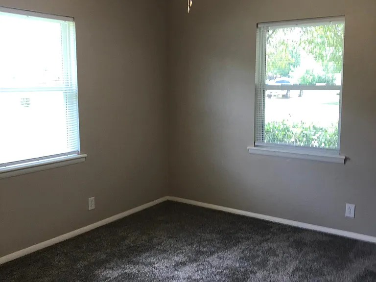 3411 N Market Ave — Photo 9