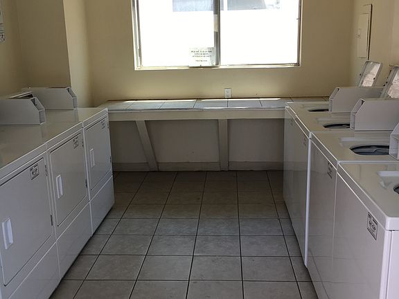 4th image of 719 N Eucalyptus Ave #3