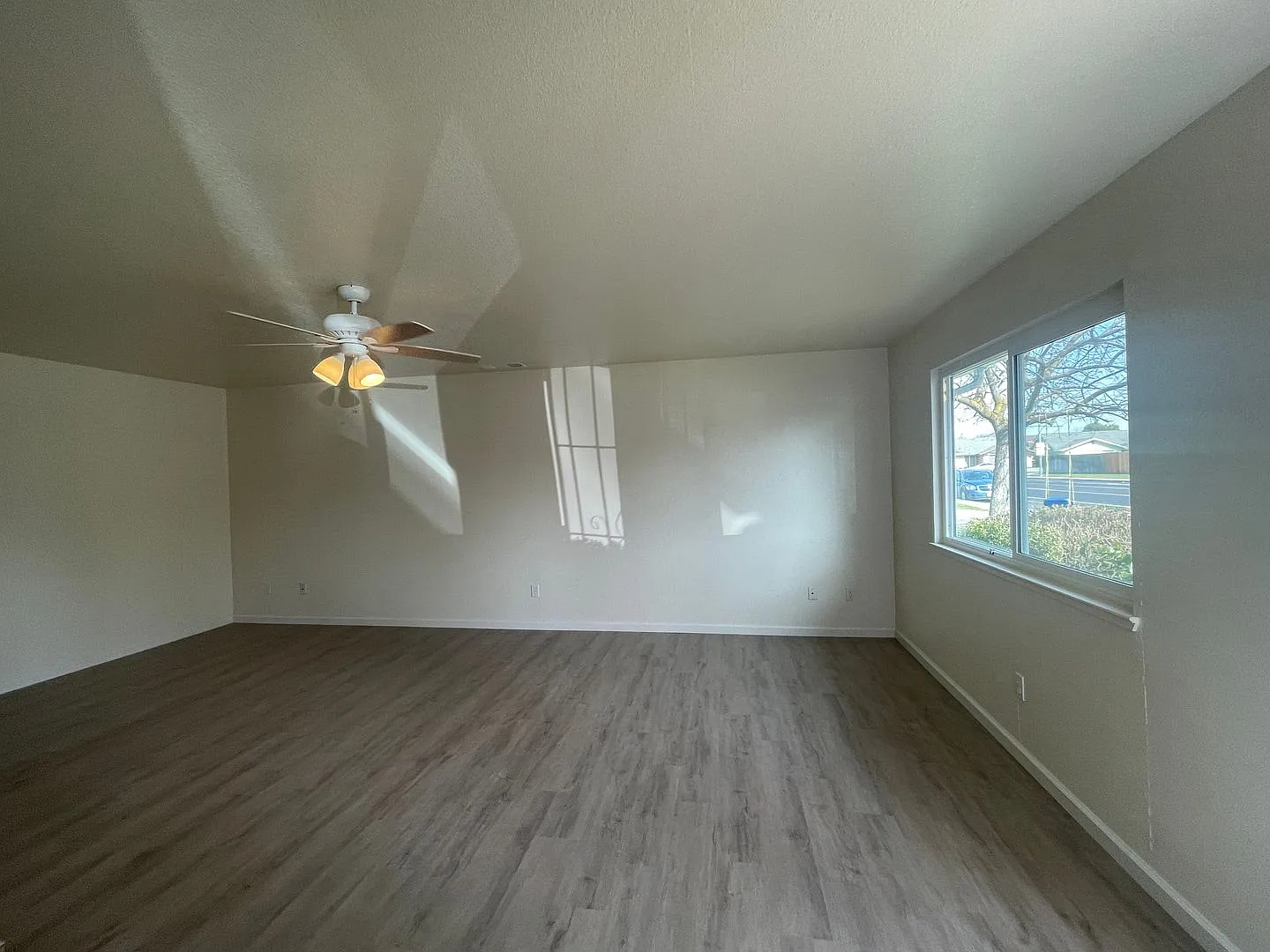 3 Bedroom 2 bathroom home in Oakdale. — Photo 3