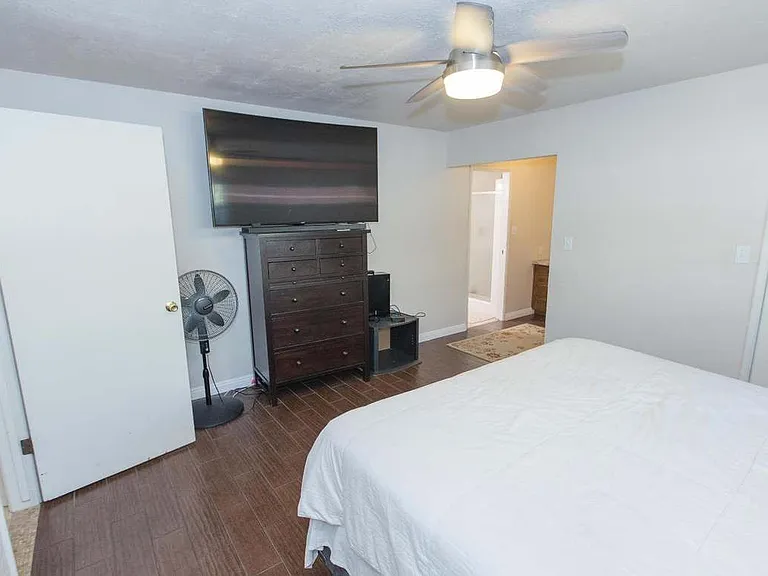 1022 E Menlo Ave — Photo 4