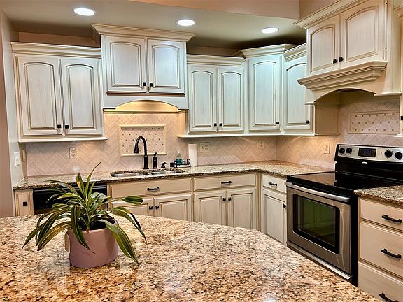 5th image of 550 Traditions Blvd