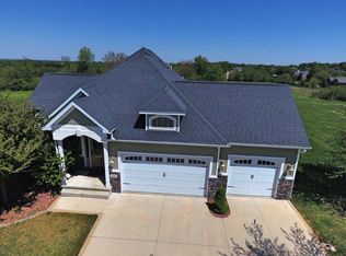 221 Sandahlwood Cir, Cedar Falls, IA 50613