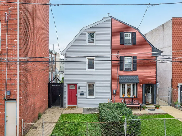 1130 Crease St — Photo 1