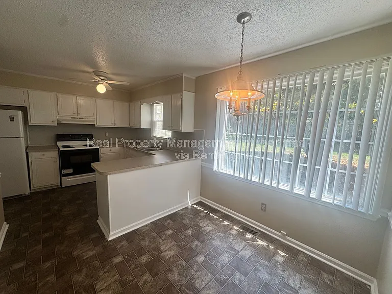 2393 Spicewood Dr — Photo 6