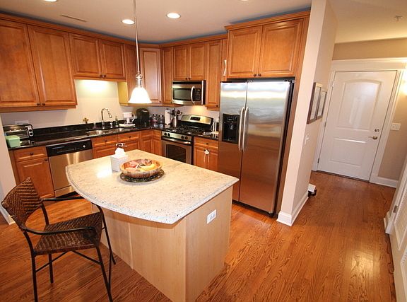 3rd image of 1021 W Peterson Ave #205