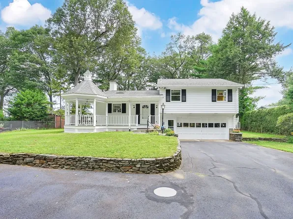 259 Birch Bluffs Dr, Westfield, MA 01085