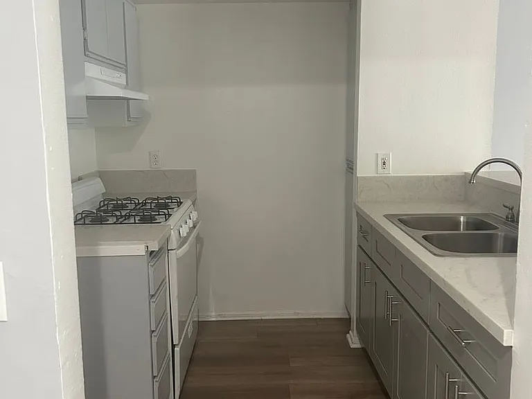 1045 S. Ardmore Avenue — Photo 10