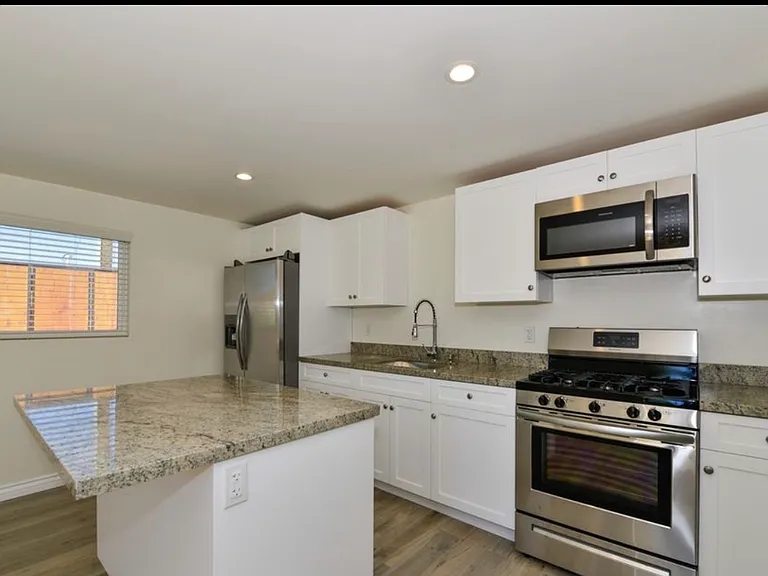 1609 Oak St — Photo 16