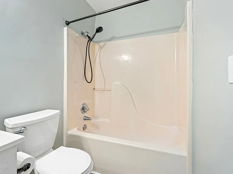 210 N Ross St #E — Photo 11