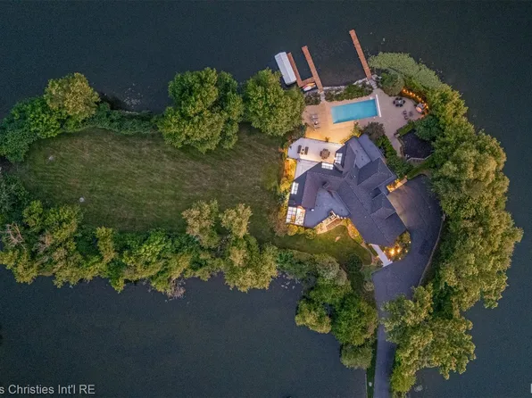 4912 Oakwood Ct, Commerce Township, MI 48382