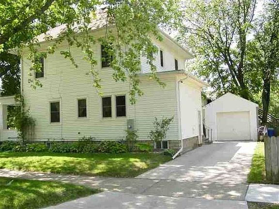 Side view with Garage