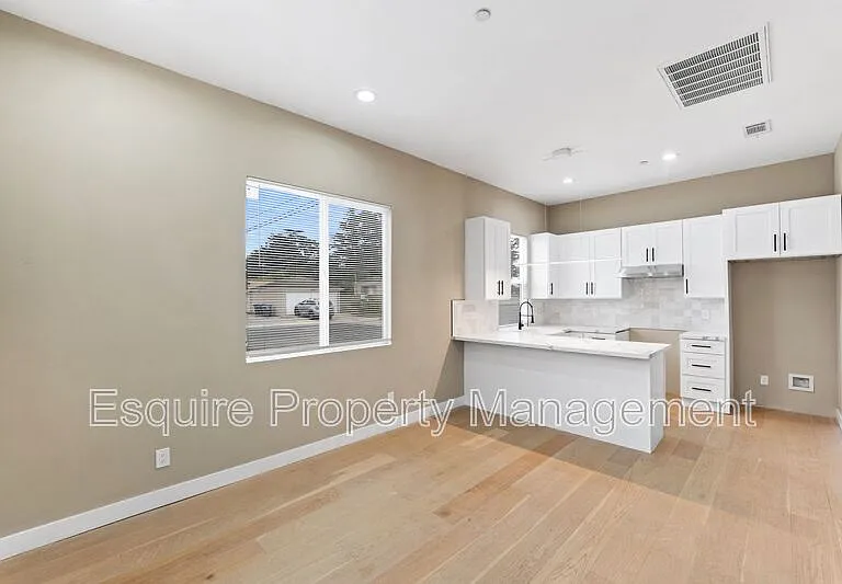 549 N Carty Dr — Photo 9