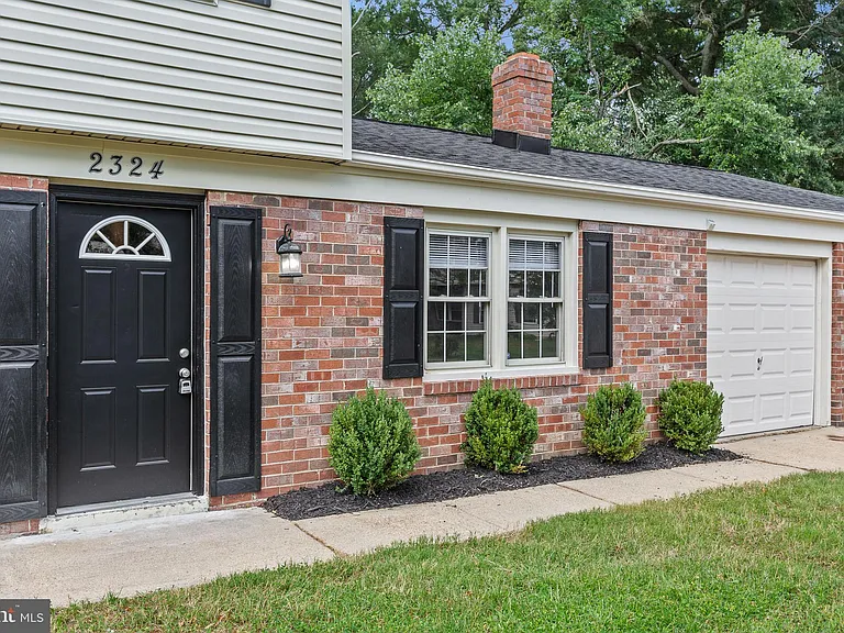 2324 Kent Ct — Photo 1
