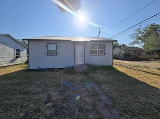 1104 Galveston St, Plainview, TX 79072