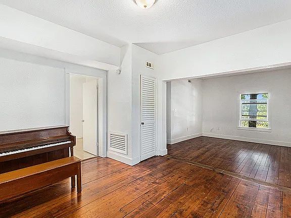 5th image of 703 W Dowland St