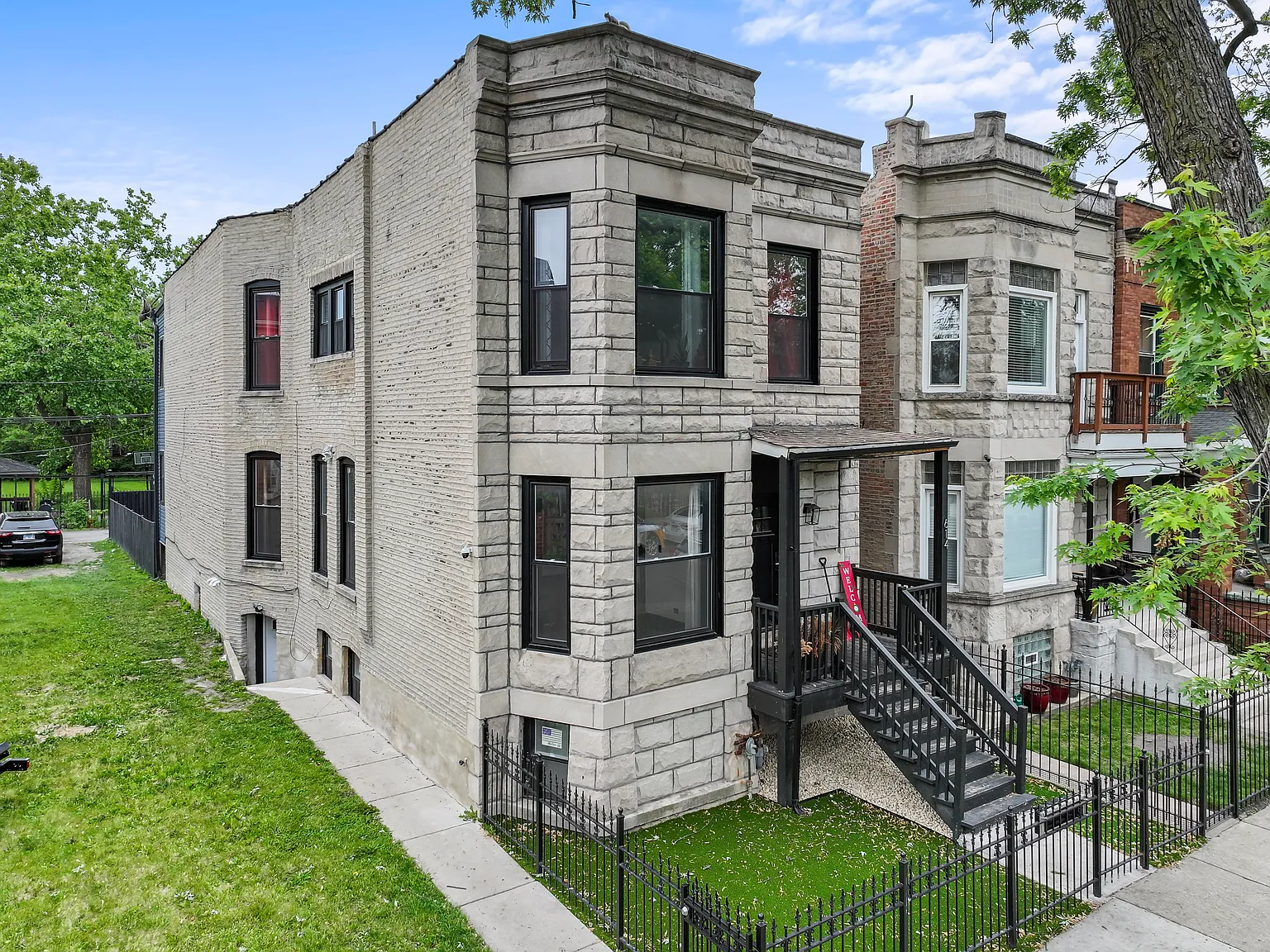 614 N Troy St — Photo 3