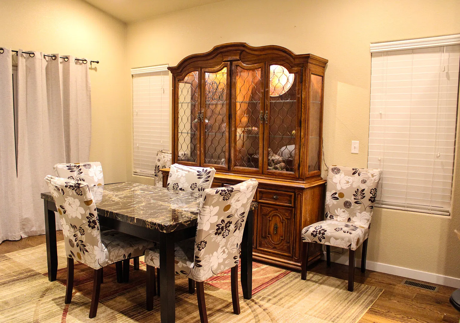 Beautiful Ranch Style Home Offering Private Bedrooms Near Hospitals — Photo 4