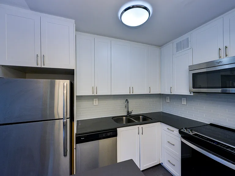 4190 Bathurst St — Photo 15