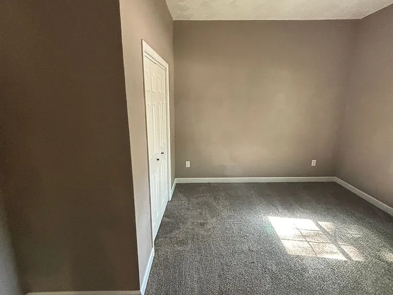 2027 N Weller Ave — Photo 4