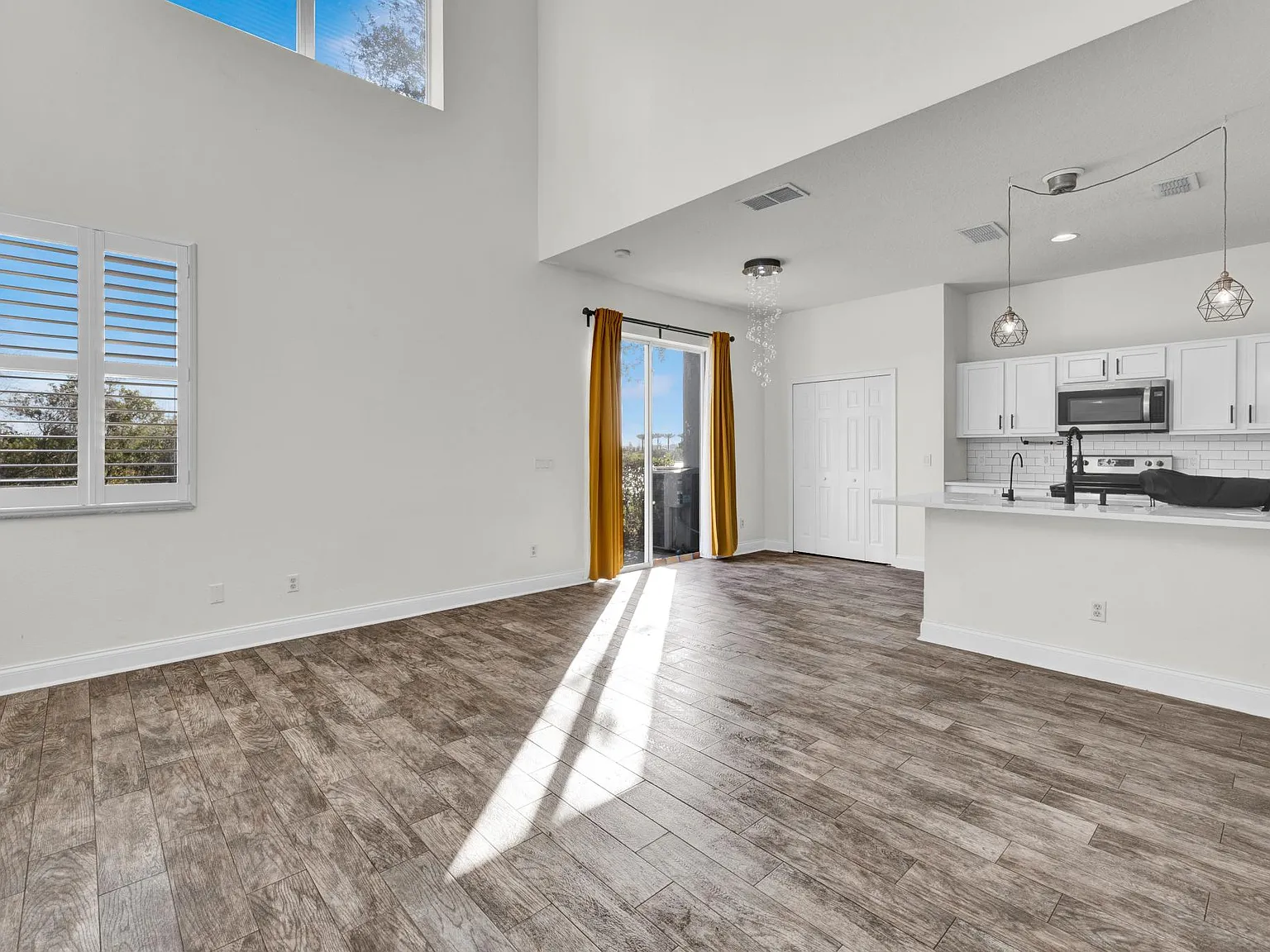 3 bed, 2.5 bath, 1473 sqft, $2,525 — Photo 2