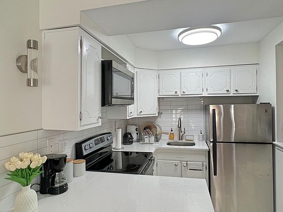5th image of 539 W Stratford Pl APT 303