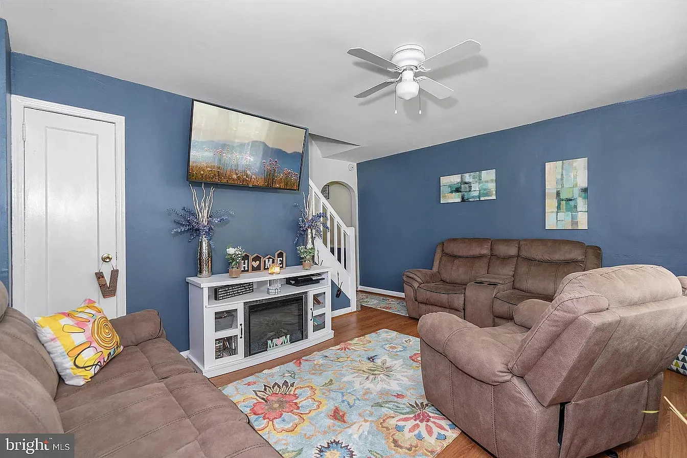 2 bed, 950 sqft, $1,600 — Photo 3