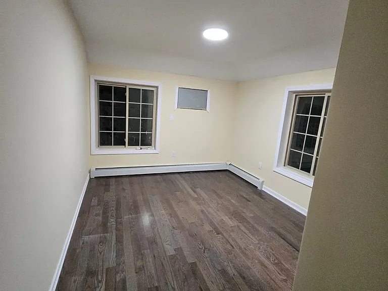 Sabre St — Photo 6