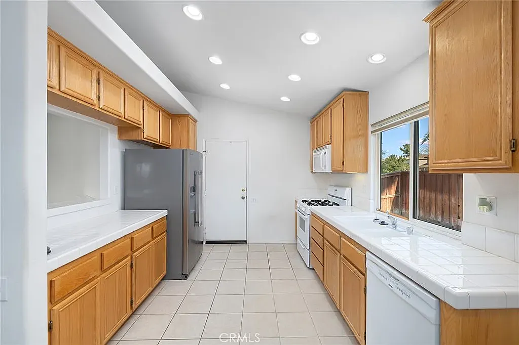 1074 Timothy Dr — Photo 3