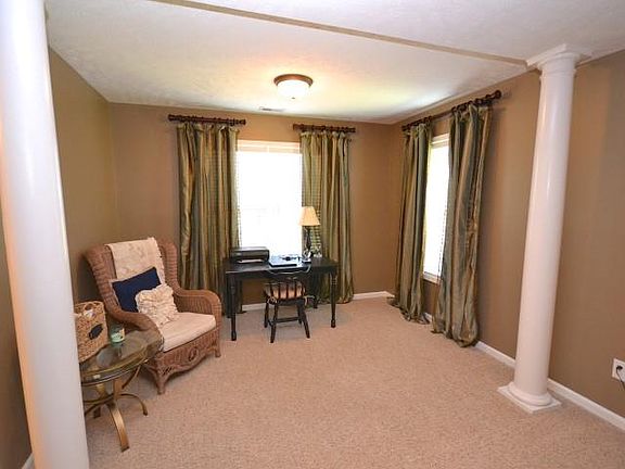 5th image of 484 Oakridge Dr