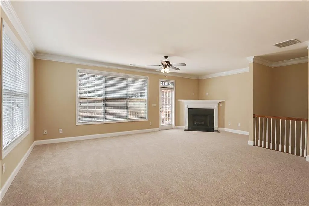 3 bed, 3.5 bath, 2190 sqft, $2,600 — Photo 3