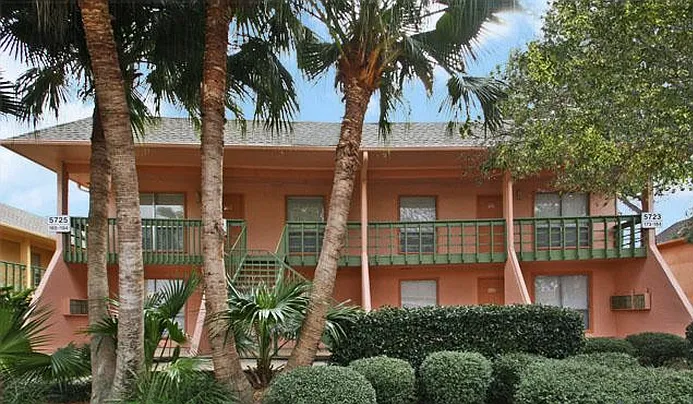 A Private Apt & Townhouse Community — Photo 22