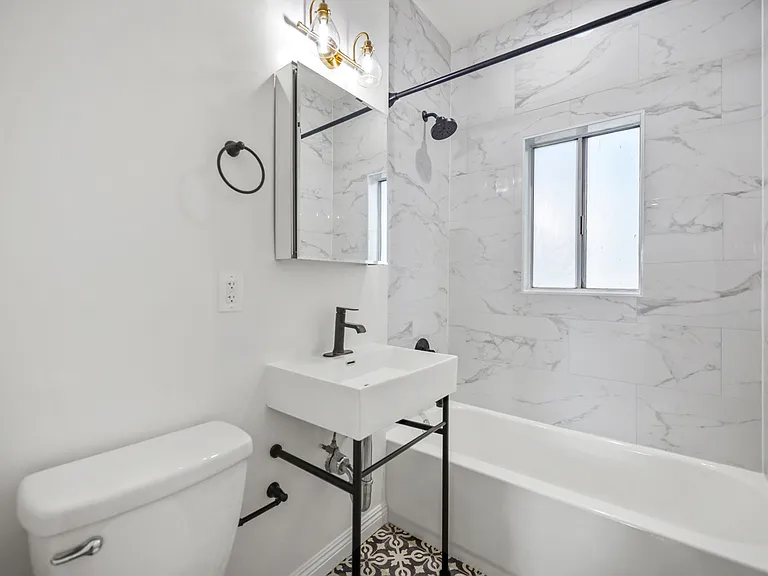 1311 N Hayworth Ave — Photo 8