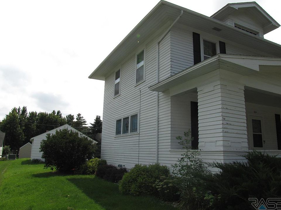 2nd image of 421 W Luverne St