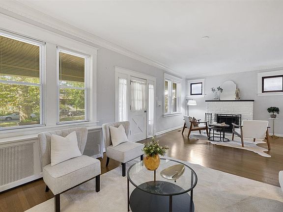 3rd image of 3677 Bellerive Blvd