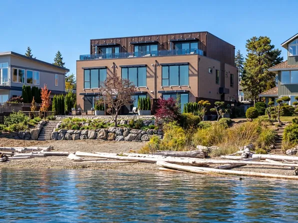 2525 Rothesay Ave #1, Sidney, BC V8L 2B9
